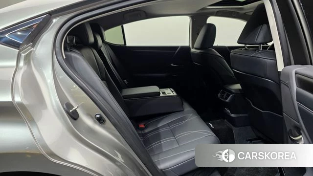 Lexus ES300h 7th generation 2025 Серебристо-серый из Кореи, фото 3