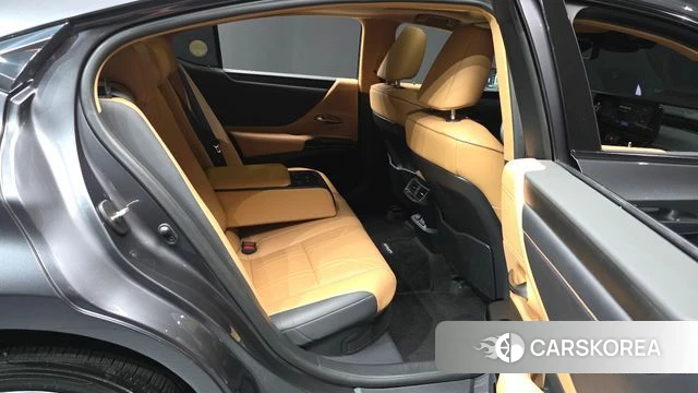 Lexus ES300h 7th generation 2023 Серый из Кореи, фото 3