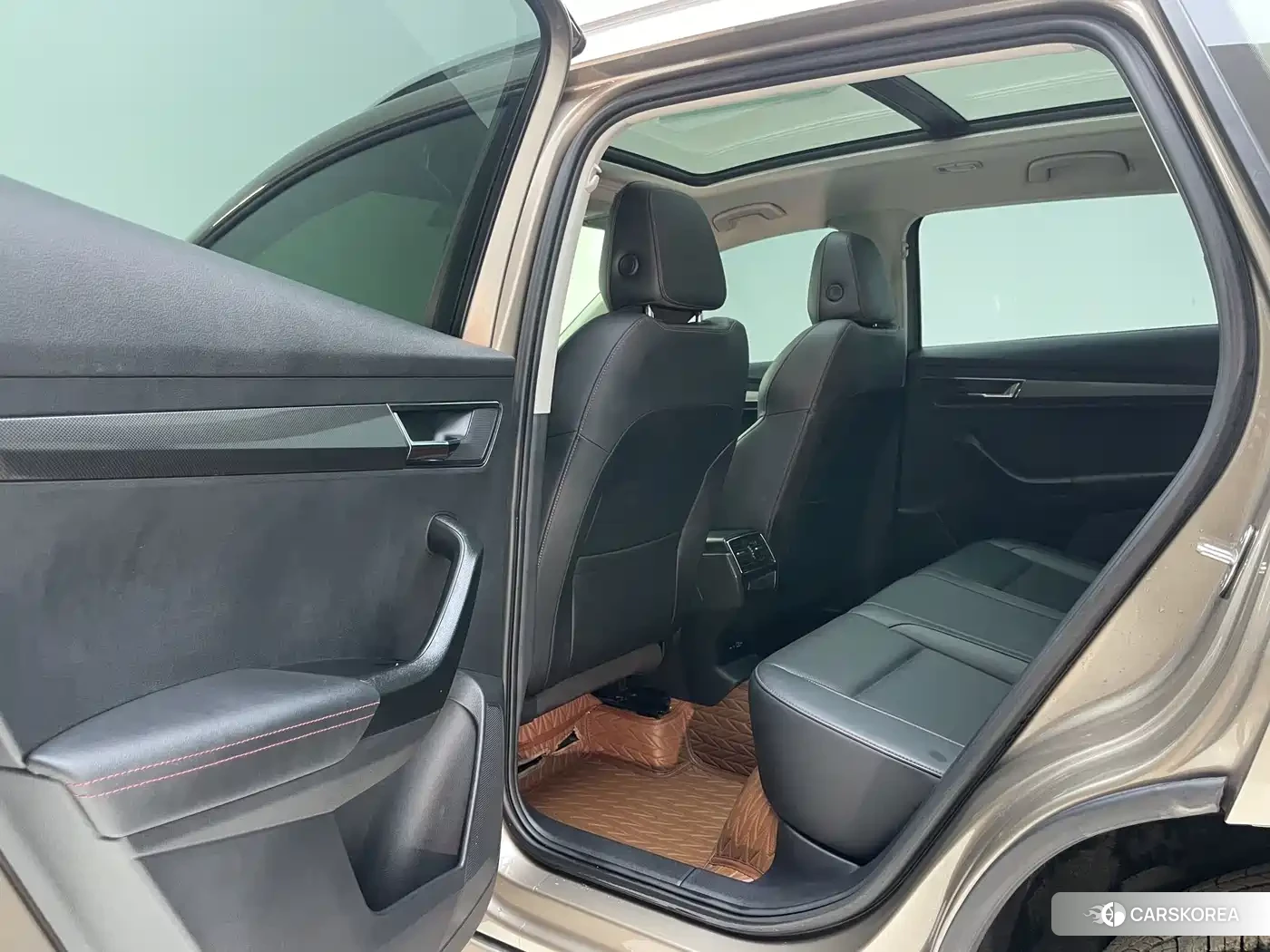 Skoda Karoq 2023 Champagne/brown из Китая, фото 3