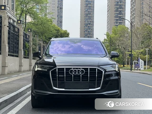 Audi Q7 2021 Черный из Китая, фото 3