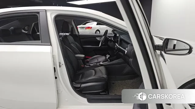 Kia The New K3 2nd generation 2022 Белый из Кореи, фото 3