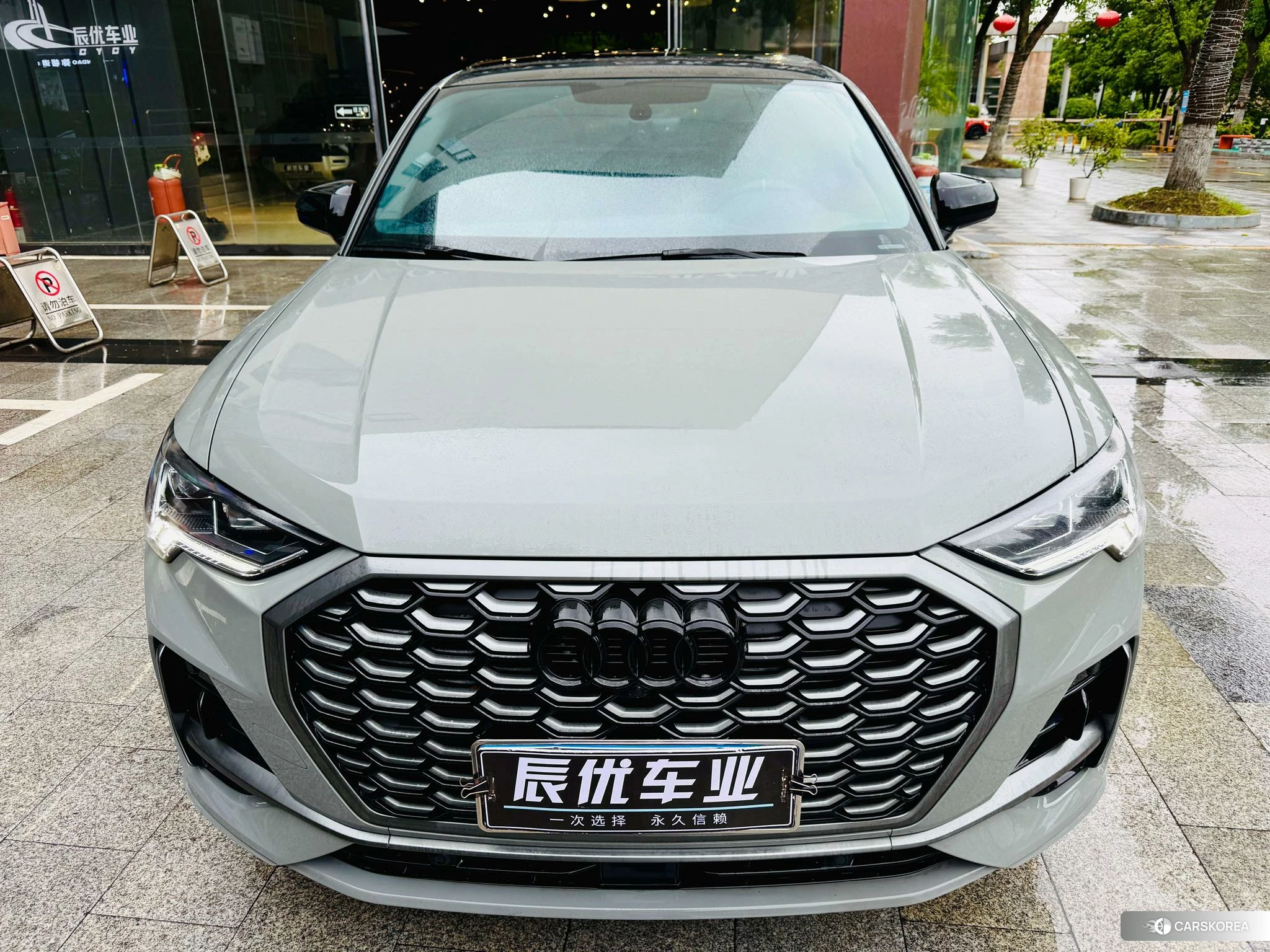 Audi Q3 Sportback 2023 Темно-серый из Китая, фото 3