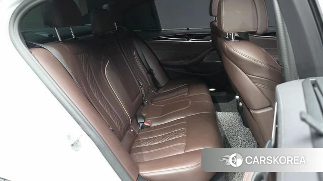 BMW 5 Series (G30) 2023 Белый из Кореи, фото 3