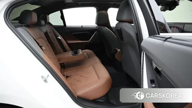 BMW 5 Series (G60) 2024 Белый из Кореи, фото 3