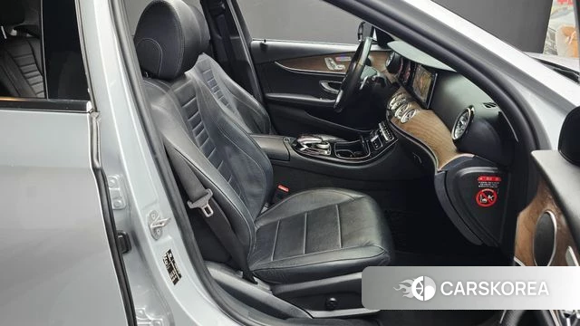 Mercedes-Benz E-Class W213 2018 Серебряный из Кореи, фото 3