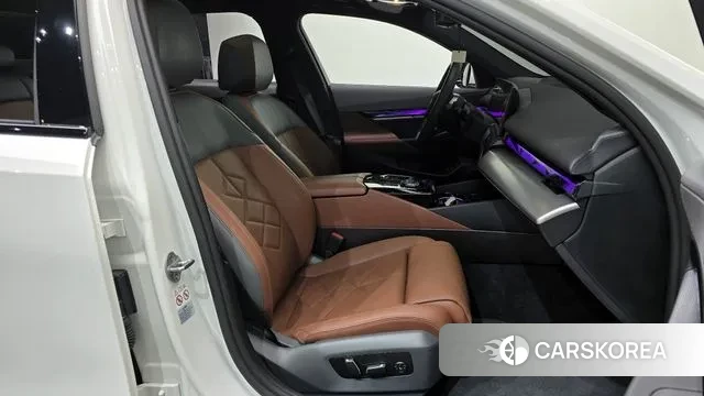 BMW 5 Series (G60) 2024 Белый из Кореи, фото 3