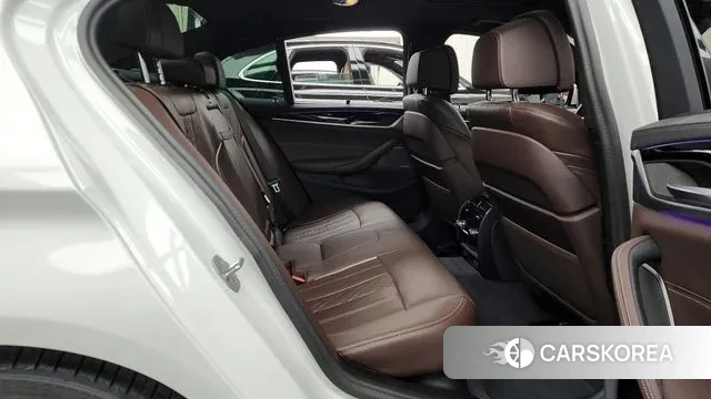 BMW 5 Series (G30) 2023 Белый из Кореи, фото 3