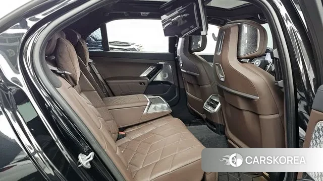 BMW 7 Series (G70) 2023 Черный из Кореи, фото 3