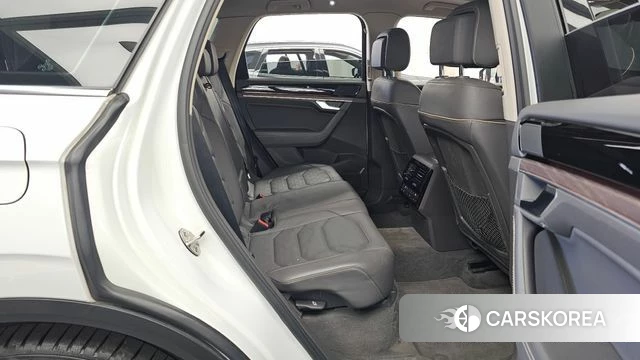 Volkswagen Touareg 3rd generation 2020 Белый из Кореи, фото 3