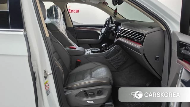 Volkswagen Touareg 3rd generation 2021 Белый из Кореи, фото 3