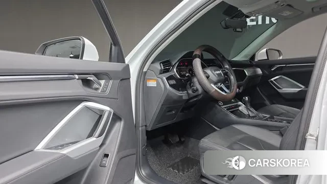 Audi Q3 (F3) 2022 Белый из Кореи, фото 3