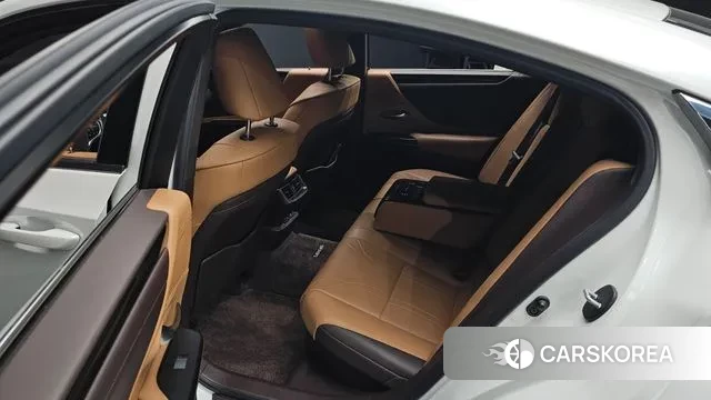 Lexus ES300h 7th generation 2019 Белый из Кореи, фото 3