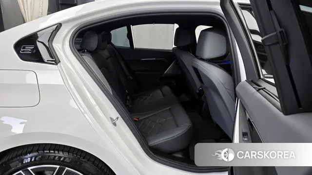 BMW 5 Series (G60) 2025 Белый из Кореи, фото 3