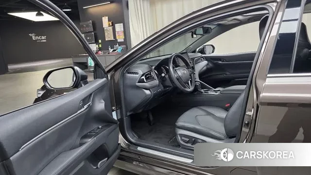 Toyota Camry (XV70) 2023 Песочный из Кореи, фото 3