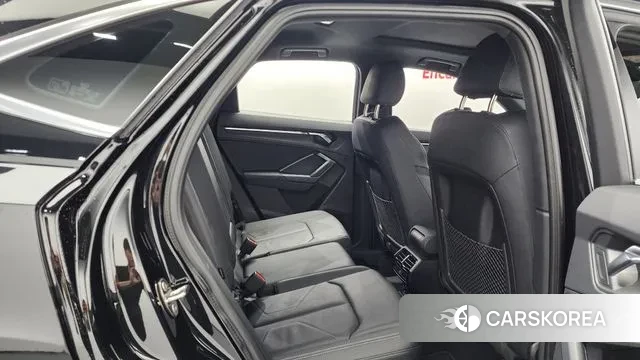 Audi Q3 (F3) 2023 Черный из Кореи, фото 3