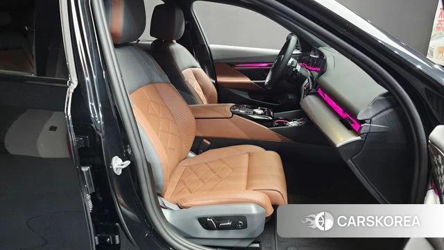 BMW 5 Series (G60) 2025 Черный из Кореи, фото 3