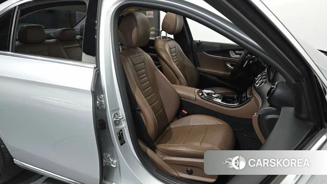 Mercedes-Benz E-Class W213 2018 Серебряный из Кореи, фото 3