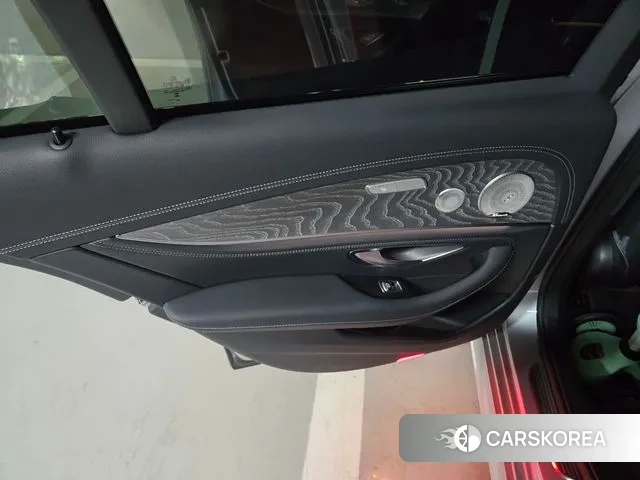 Mercedes-Benz E-Class W213 2023 Светло-серебряный цвет из Кореи, фото 3