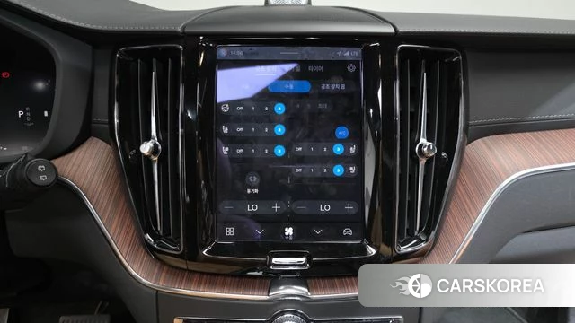 Volvo XC60 second Generation 2023 Белый из Кореи, фото 3
