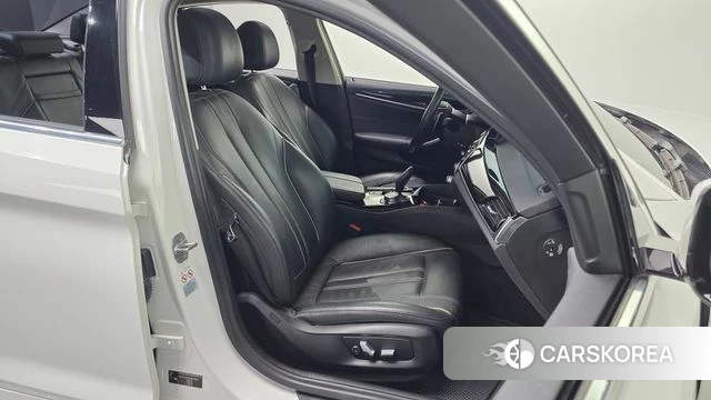 BMW 5 Series (G30) 2018 Белый из Кореи, фото 3