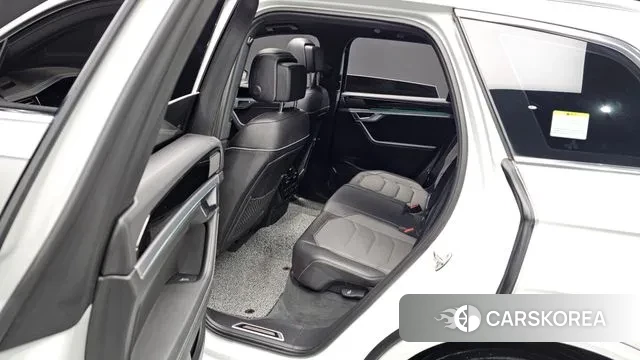 Volkswagen Touareg 3rd generation 2023 Белый из Кореи, фото 3