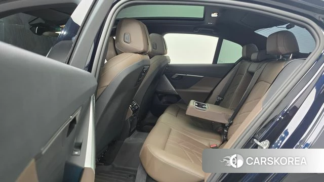 BMW 5 Series (G60) 2023 Черный из Кореи, фото 3