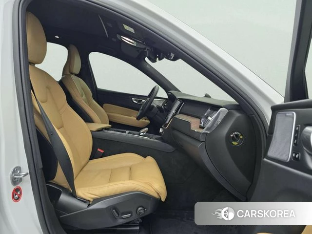 Volvo XC60 second Generation 2023 Белый из Кореи, фото 3