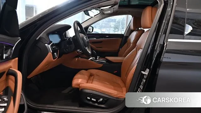 BMW 5 Series (G30) 2023 Черный из Кореи, фото 3