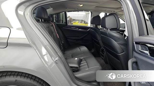 BMW 5 Series (G30) 2022 Песочный из Кореи, фото 3