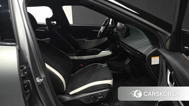 Kia EV6 2023 Серебристо-серый из Кореи, фото 3