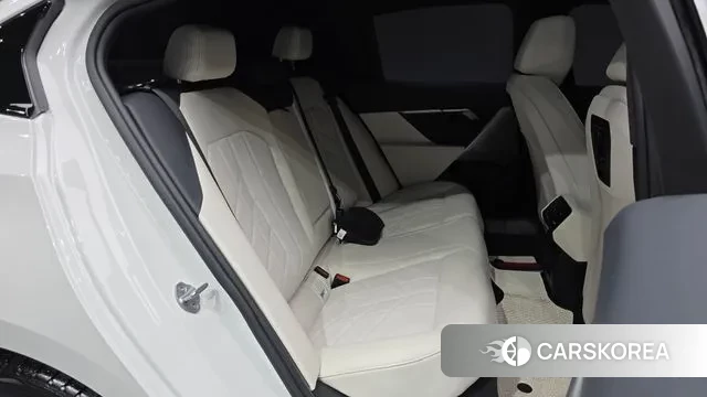 BMW 5 Series (G60) 2024 Белый из Кореи, фото 3