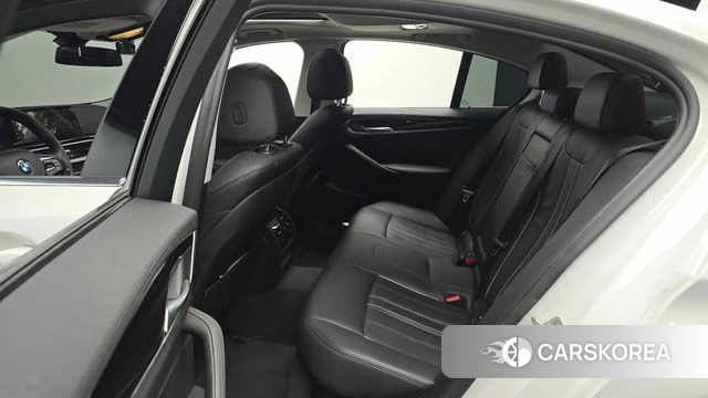 BMW 5 Series (G30) 2019 Белый из Кореи, фото 3