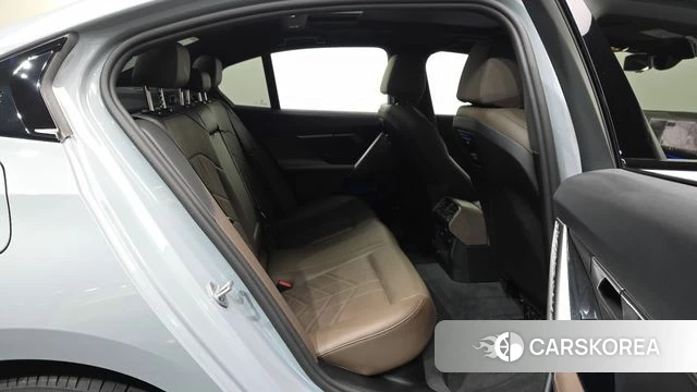 BMW 5 Series (G60) 2025 Цвет галактики из Кореи, фото 3