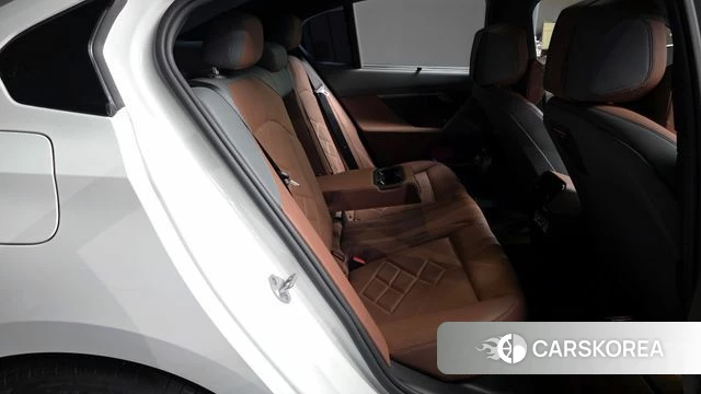 BMW 5 Series (G60) 2023 Белый из Кореи, фото 3
