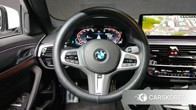 BMW 5 Series (G30) 2023 Белый из Кореи, фото 3