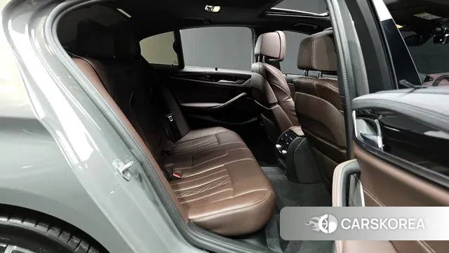 BMW 5 Series (G30) 2022 Серебристо-серый из Кореи, фото 3