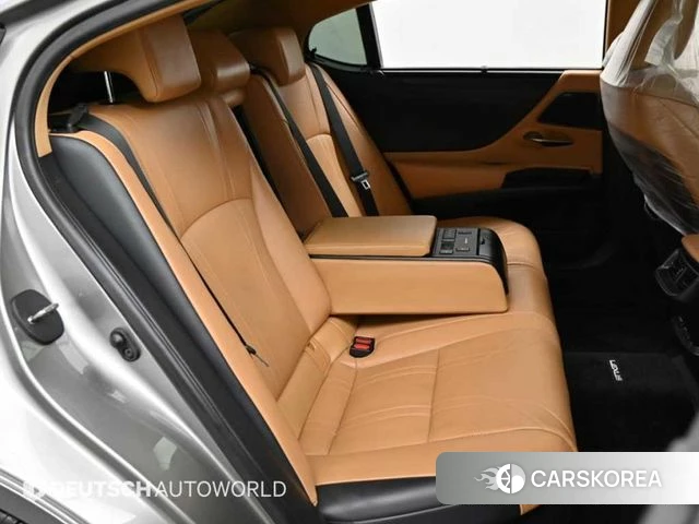 Lexus ES300h 7th generation 2024 Серебристо-серый из Кореи, фото 3