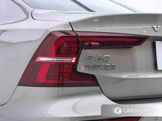 Volvo S60 2021 Серебристо-серый из Китая, фото 3