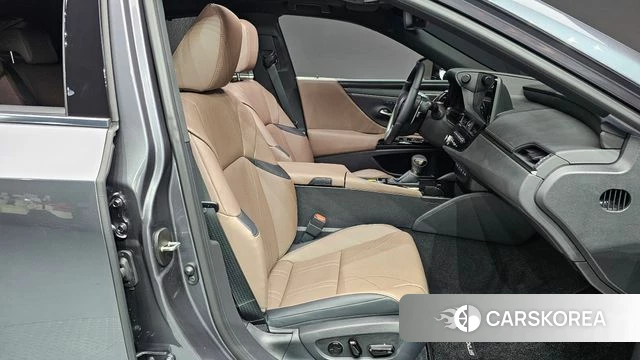 Lexus ES300h 7th generation 2026 Серый из Кореи, фото 3