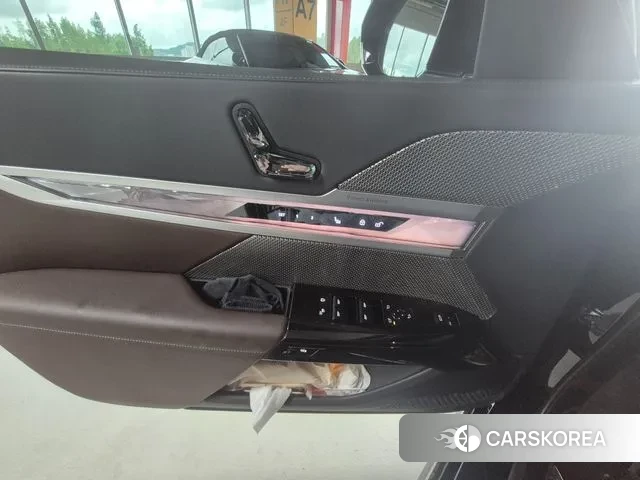 BMW 7 Series (G70) 2023 Черный двухцветный из Кореи, фото 3