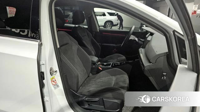 Volkswagen Golf 8th Generation 2024 Белый из Кореи, фото 3