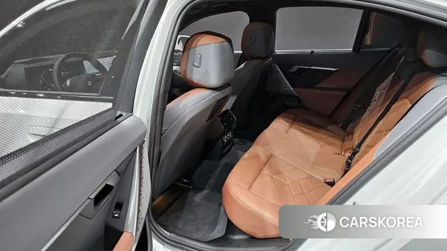 BMW 5 Series (G60) 2024 Белый из Кореи, фото 3