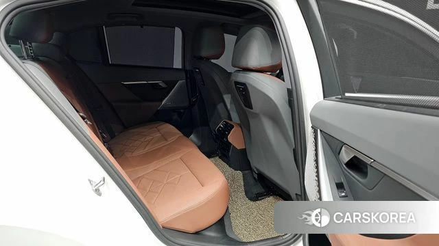 BMW 5 Series (G60) 2023 Белый из Кореи, фото 3