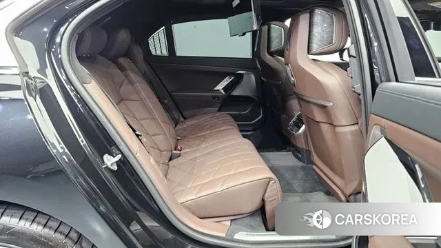 BMW 7 Series (G70) 2023 Черный из Кореи, фото 3