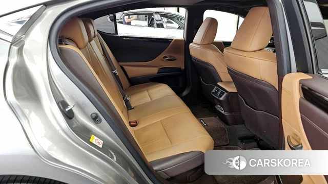 Lexus ES300h 7th generation 2019 Серебристо-серый из Кореи, фото 3