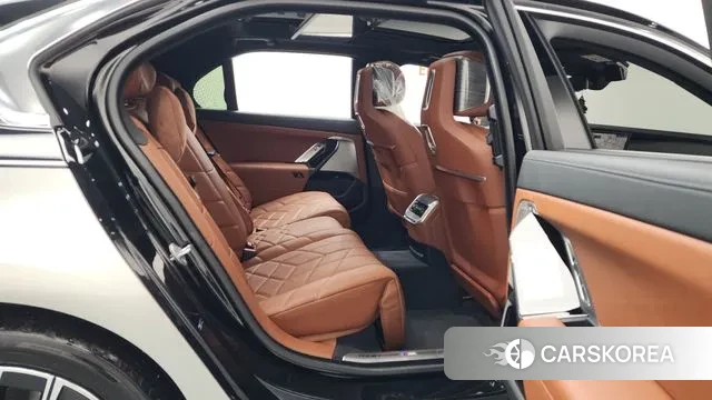 BMW 7 Series (G70) 2024 Черный из Кореи, фото 3