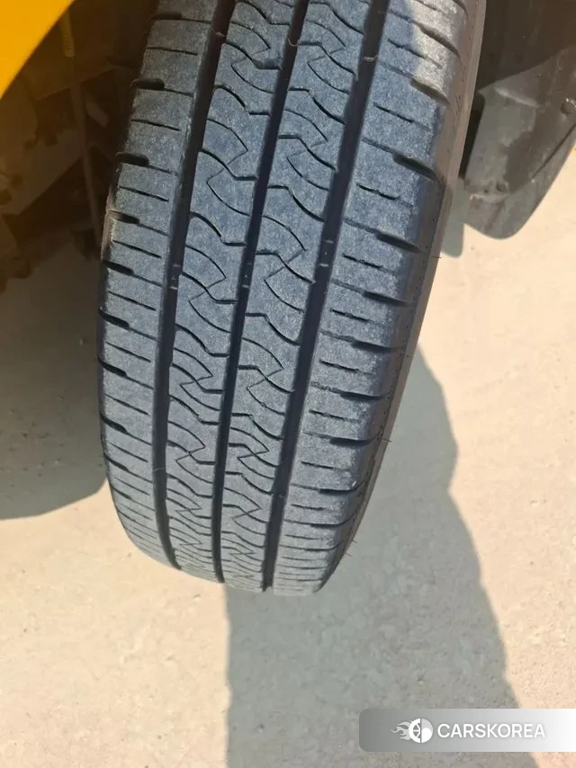 Hyundai Staria 2023 Желтый из Кореи, фото 3