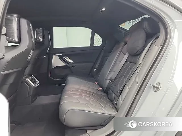 BMW 7 Series (G70) 2024 Серебряный двухцветный из Кореи, фото 3