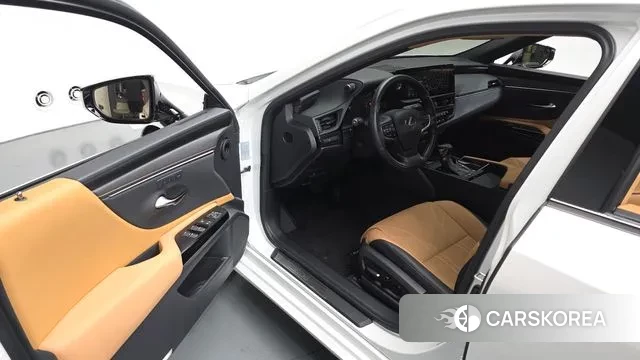 Lexus ES300h 7th generation 2024 Белый из Кореи, фото 3