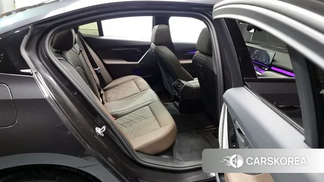 BMW 5 Series (G60) 2025 Серый из Кореи, фото 3